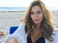 Sandra Kubicka pręży ciało w basenie na greckiej wyspie